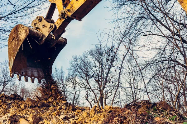 Achtergrond Van Graafmachine Emmer Met Bodem Bos Lucht Achtergrond 2020 — Stockfoto