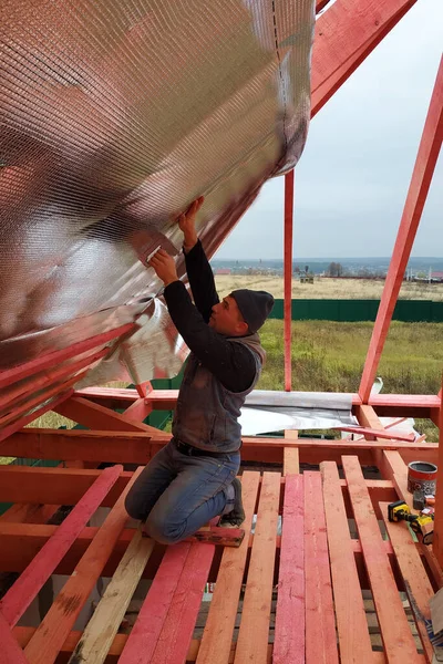 Mimar Zanaatkar Tavan Arası Için Yalıtım Yalıtım Işi Yapıyor 2020 — Stok fotoğraf