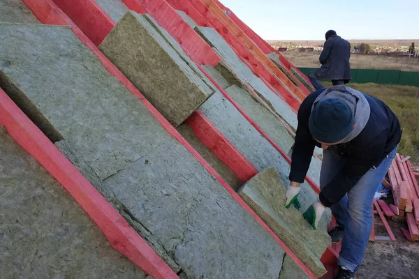 Şçi Çatıya Mineral Yünü Koyar Evi Yalıtır 2020 — Stok fotoğraf