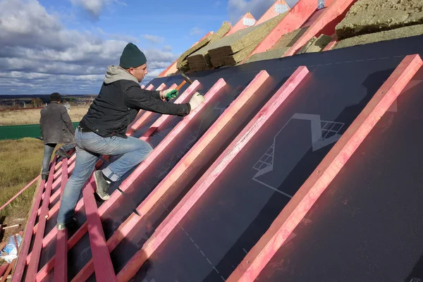 Çatı Yüzeyinin Yalıtımı Geçirmezliği Işçi Filmi Tahtaya Çiviledi 2020 — Stok fotoğraf