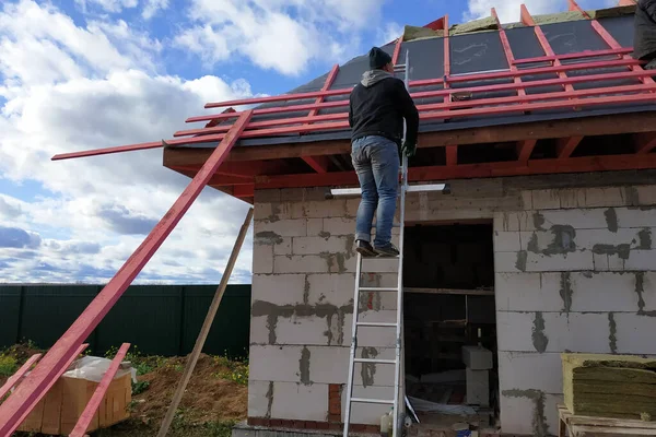 Trabalhadores Cobrem Telhado Com Material Isolante Isolá Frio Água 2020 — Fotografia de Stock