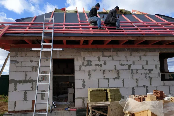 Trabalhadores Cobrem Telhado Com Material Isolante Isolá Frio Água 2020 — Fotografia de Stock