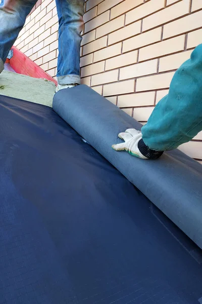 Worker Unwinds Roll Insulating Film Covers Roof 2020 — Stock Photo, Image