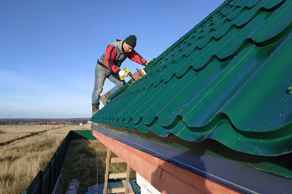 屋上労働者が屋根ベースに金属タイルを取り付けます 2020 — ストック写真
