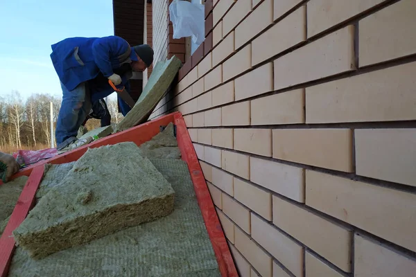 Manusia Memasang Lapisan Insulasi Termal Atap Menggunakan Panel Wol Mineral — Stok Foto
