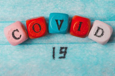 Ahşap küplerdeki yazı - Coronavirus - mavi arka planda 19. 2020