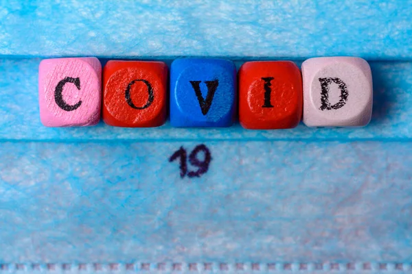 Nápis Dřevěných Kostkách Koronavirus Modrém Pozadí 2020 — Stock fotografie