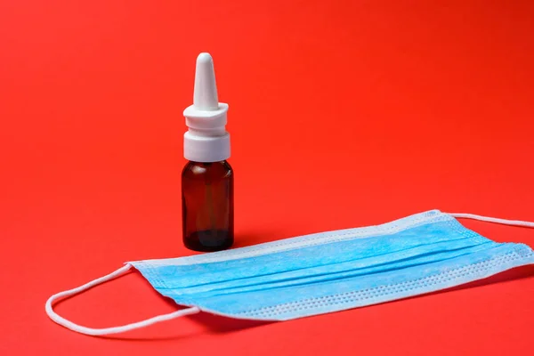 在红色背景下 一瓶用于治疗流鼻涕和过敏的药膏 2020年 — 图库照片