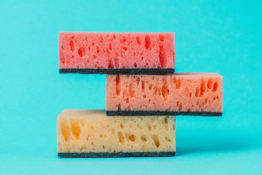 Mavi arka planda, renkli bulaşık süngerleri basamaklara göre dizilir. 2020