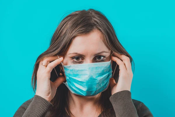 Mujer Joven Con Pelo Largo Máscara Médica Protectora Dolor Cabeza — Foto de Stock