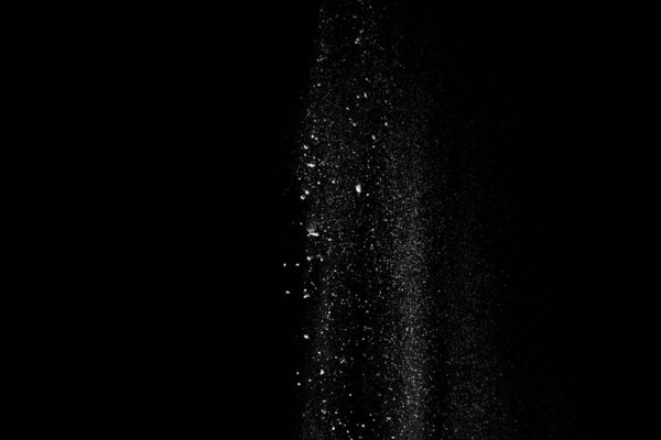 Начался всплеск порошка белой муки на черном фоне. 2020 г.
