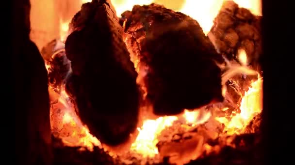 在2020年家庭壁炉关闭时燃烧着明亮的橙色火焰 — 图库视频影像