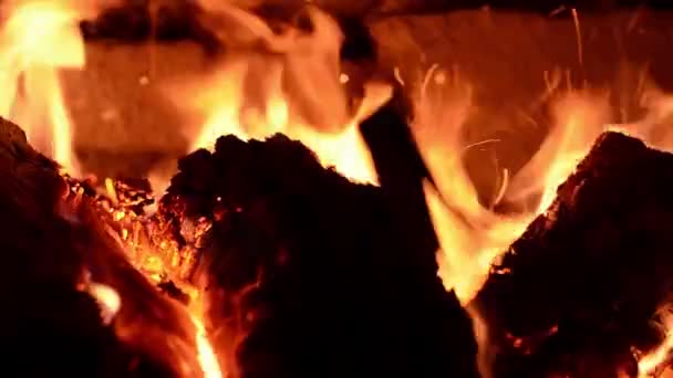 Pompier Remue Bois Chauffage Dans Poêle Créant Des Étincelles Lumineuses — Video