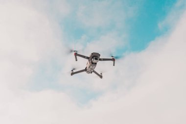 Dahili kamerası olan bir kuadkopter gökyüzüne doğru uçuyor ve 2020 yılının video görüntülerini yakalıyor.