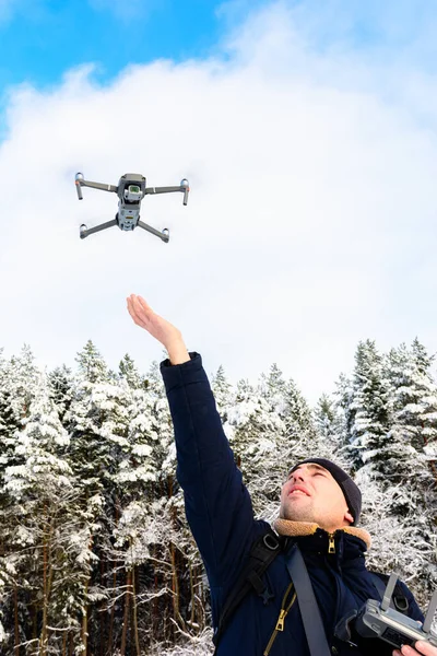 Uomo Lancia Rimuove Piccolo Drone Quadricottero Uno Sfondo Bianco Foresta — Foto Stock