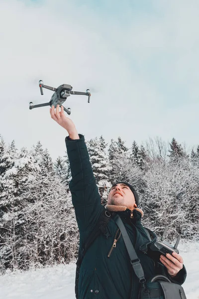 Uomo Lancia Rimuove Piccolo Drone Quadricottero Uno Sfondo Bianco Foresta — Foto Stock