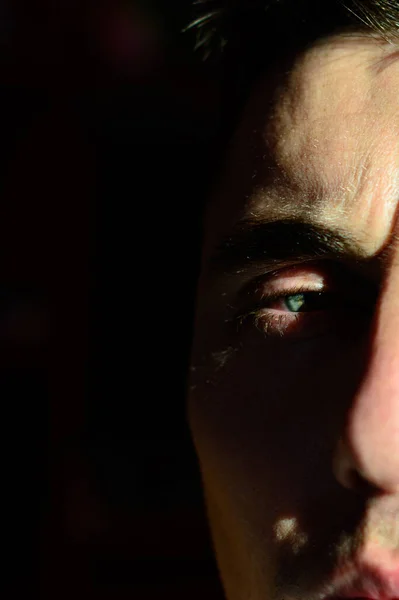 Retrato Hombre Joven Sombras Oscuras Ojos Verdes 2020 — Foto de Stock