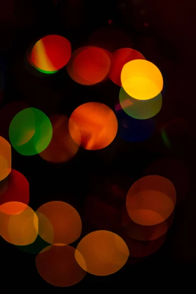 Крупним планом кольоровий різдвяний боке на чорному тлі . — стокове фото