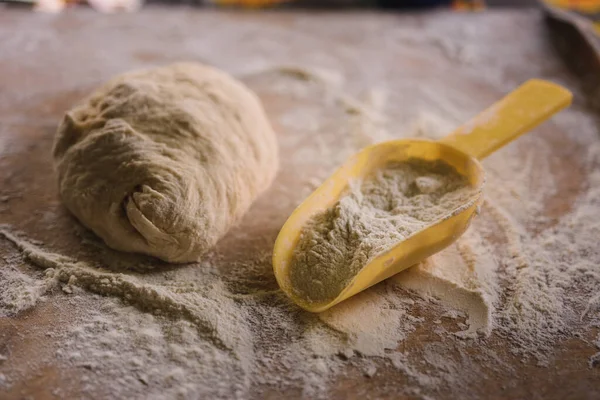 Gnocchi di cottura a casa, pasta e farina con gnocchi su una tavola di legno . — Foto Stock
