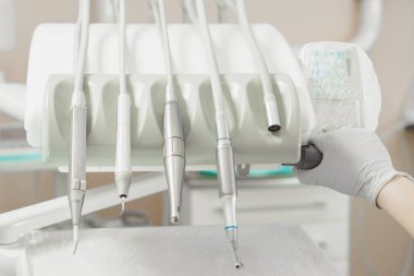 Modern diş aletlerinin kapanışı, diş tedavisinde kullanılan araçlar. 2020