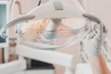 Modern diş lambası 2020 beyaz arka planda izole edilmiştir..