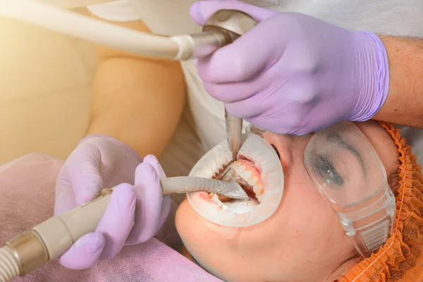 Οδοντίατρος Αφαιρεί Ταρτάρ Υπερήχου 2020 — Φωτογραφία Αρχείου