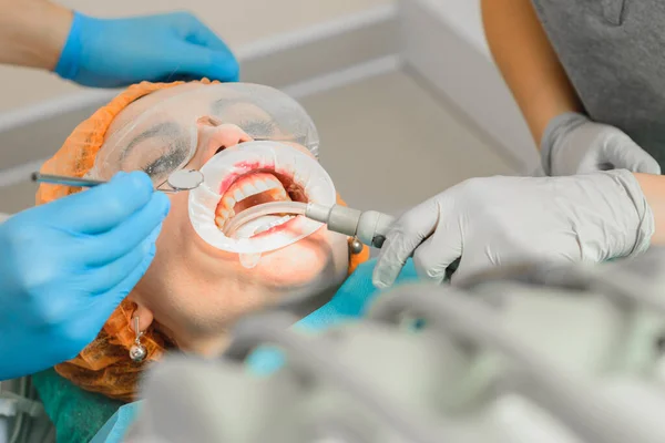 Dentista Pulisce Denti Dalla Pietra Usando Gli Ultrasuoni Una Donna — Foto Stock