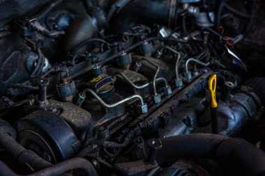 Avrupa arabasının modern motoru rutin bakım 2020 için açıktır.