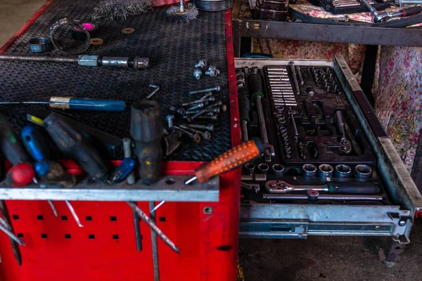 Destornilladores Llaves Lugar Trabajo Reparador Coches Escritorio Rojo Con Estantes —  Fotos de Stock