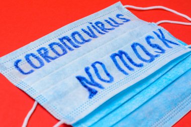 Maskesiz tıbbi antiviral ve antibakteriyel yüz maskesi, kırmızı arka planda koronavirüs. 2020