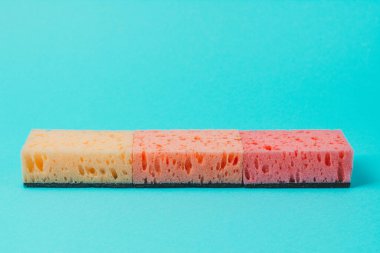 Mavi arka planda arka arkaya dizilmiş bulaşıklar için renkli bulaşıklar. 2020