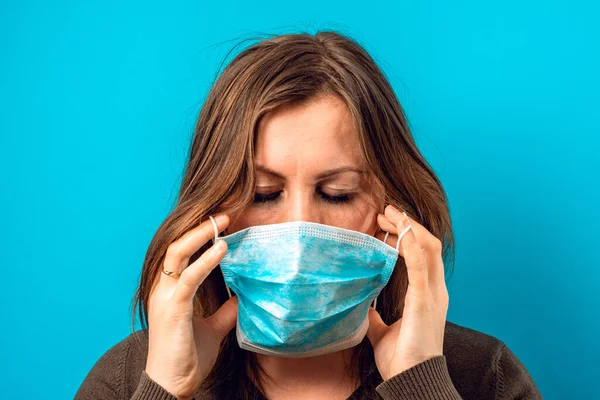 Retrato Una Mujer Insatisfecha Con Una Máscara Sobre Fondo Azul — Foto de Stock