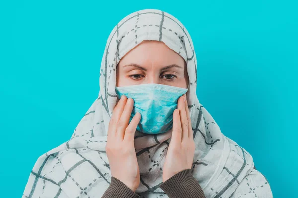 Mujer Bufanda Blanca Pone Máscara Cara Sobre Fondo Azul 2020 — Foto de Stock