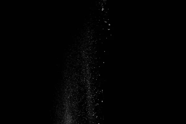 白面粉粉末开始在黑色背景上飞溅 2020年 — 图库照片