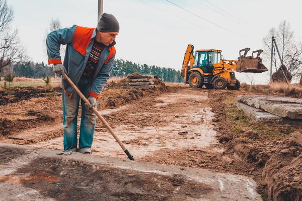 Excavadora Está Despejando Terreno Para Carretera Trabajador Con Una Pala — Foto de Stock