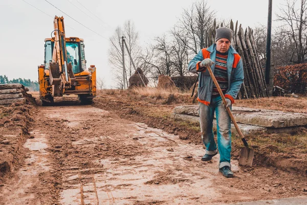 Escavadora Está Limpando Terreno Para Estrada Trabalhador Com Uma Ajuda — Fotografia de Stock