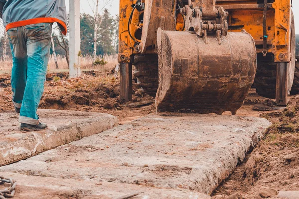 Escavadora Instala Lajes Concreto Para Estrada 2019 — Fotografia de Stock