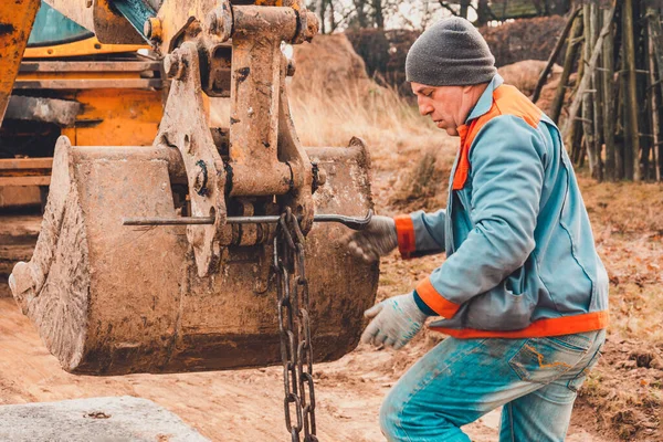 Trabalhador Agarra Correntes Balde Escavadeira Para Transportar Instalar Lajes Concreto — Fotografia de Stock