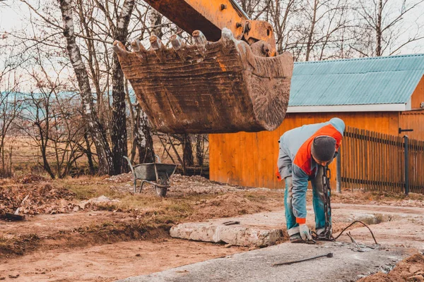 Uma Escavadora Corrente Puxa Lajes Concreto Para Definir Pista 2019 — Fotografia de Stock