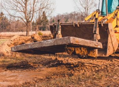 Sarı kazıcı 2020 kırsalında beton levhalar taşıyor.