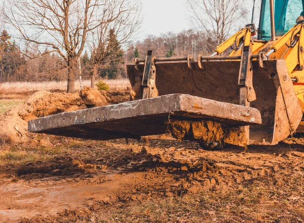 Gele Graafmachine Transporteert Betonnen Platen Het Platteland 2020 — Stockfoto