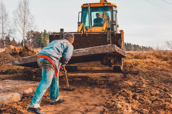Escavadora Amarela Transporta Lajes Concreto Campo 2020 — Fotografia de Stock