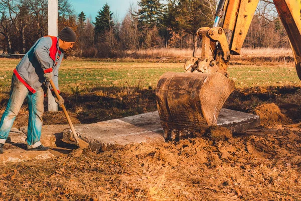 Escavadora Balde Puxa Lajes Concreto Para Definir Estrada 2019 — Fotografia de Stock
