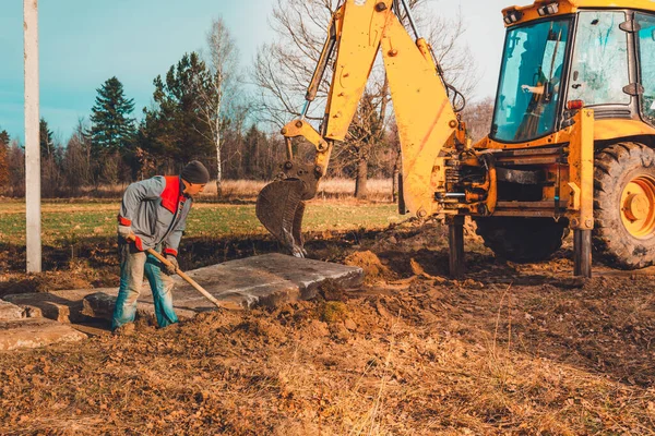Escavadora Balde Puxa Lajes Concreto Para Definir Estrada 2019 — Fotografia de Stock