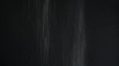 Beyaz toz un ve kara kara zemine 2020 'de etkin bir şekilde saçılmıştır.