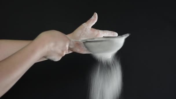 Γυναίκα Στην Κουζίνα Κοσκίνισμα Λευκή Σκόνη Παρόμοια Αλεύρι Ζάχαρη Μέσα — Αρχείο Βίντεο