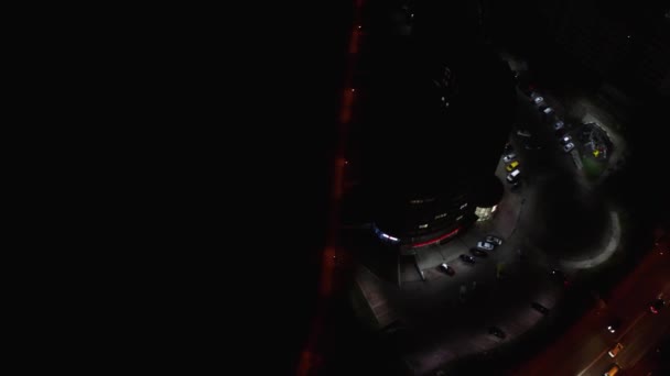 Aydınlatılmış Bir Avrupa Şehrinin Akşam Trafiğinin 2020 Yılının Üst Görüntüsü — Stok video