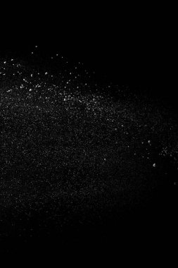 Beyaz şeker ve un atılmış siyah arkaplan 2020 'de izole edilmiş.