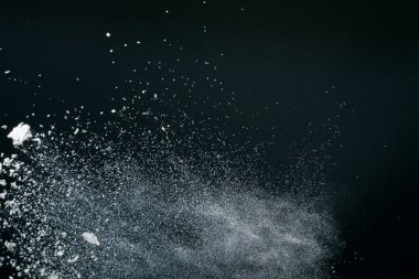 Beyaz toz beyaz kar ve un siyah zemin 2020 'de patlar.