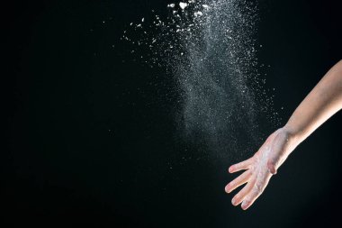 Avrupalı kadın aşçının eli mutfakta siyah arka plan 2020 'ye un döküyor.